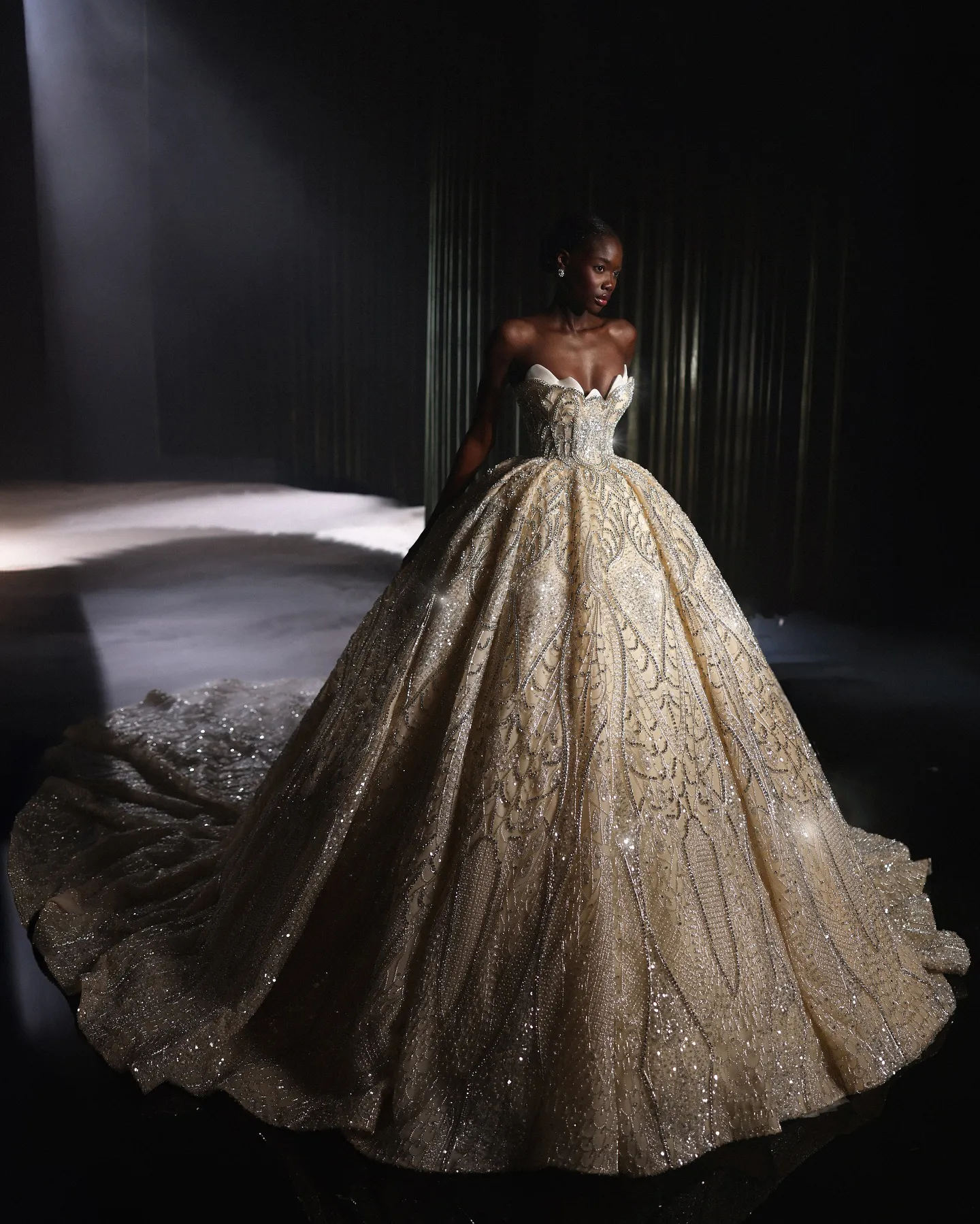 Gorgeous Champagne Crystal Ball Gown Wedding Beaded Strapless Bridal Gowns Arabic Sequined Sweep Train vestido de novia