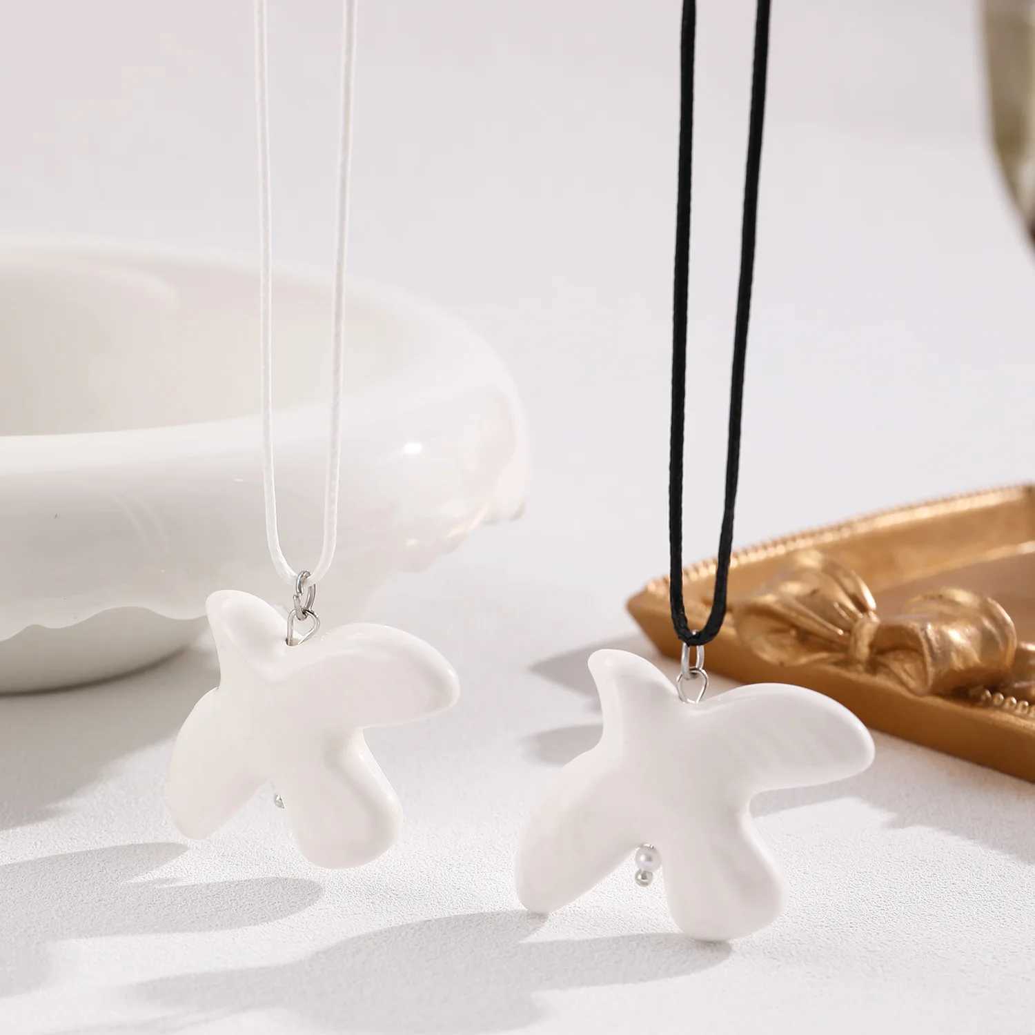 Fashion White Peace Dove Necklace For Women Vintage Geometric Round Hoop Long Necklace Jewelry Gift XJ250604