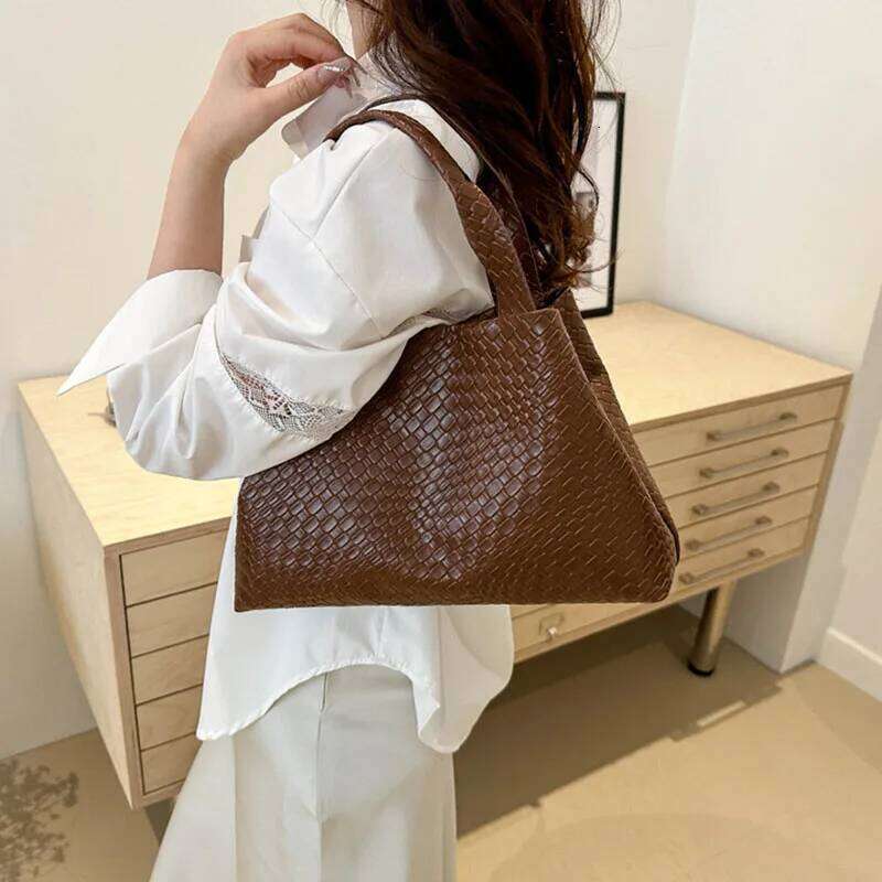 Large Capacity Bucket Fashion Women S Woven Pattern Handbag Retro Tote Commuting Bag