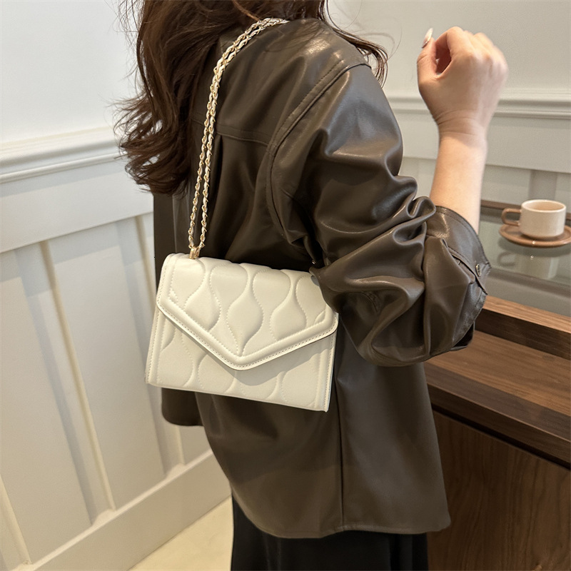 High quality brand new high-quality free designer bag fashionable solid color chain shoulder bag casual simple and elegant retro crossbody bag new fre