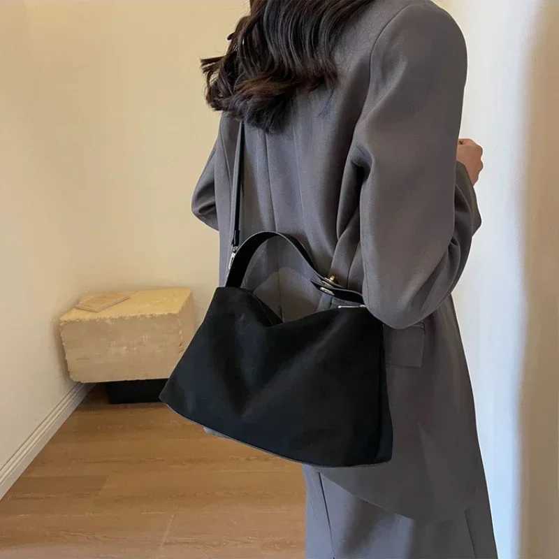 Zip Solid Sewing Thread High Capacity PU Shoulder Bags 2025 Hot Sale Bags for Women Simple Fi Tote Bolsas Femininas Bolsa XJ250605