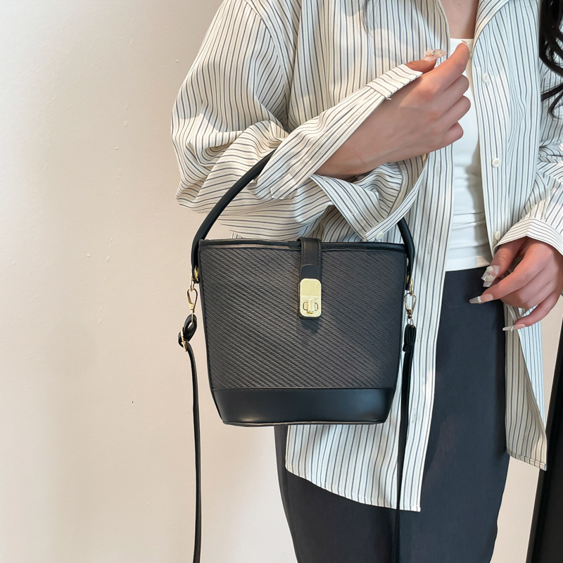 designer Trendy Handheld Bucket Bag Unique Fashion Niche Design Retro Bag for Women 2025 New Single Shoulder Crossbody Bag