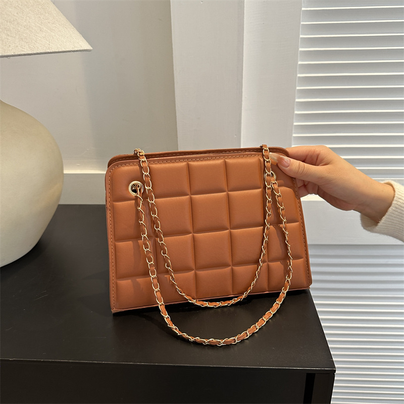 Top brand high-quality new free designer bag 2025 new chain plaid bag small diamond embroidery fashionable retro texture crossbody bag brand new free 