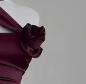 A long slit dress for elegant ladies figurehugging waistcinching and slimming red long 250604