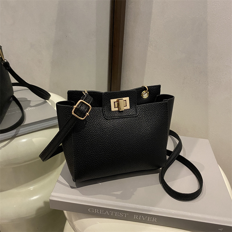 designer Vintage Niche Handbag for Women 2025 Summer New Fashion Textured Tote Shoulder Bag Casual Simple Crossbody Bag