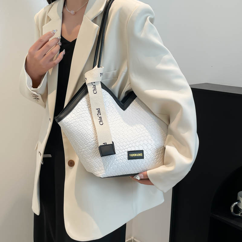 designer Vintage Casual Single Shoulder Handbag Underarm Bag Large Capacity Bag for Women 2025 New Niche Design Commuter Tote Bag