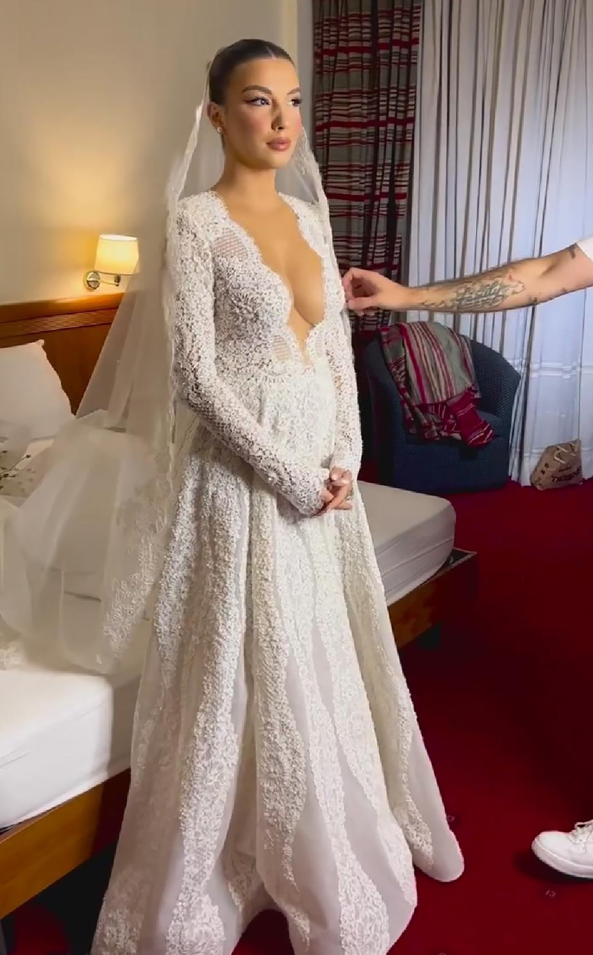 Elegant French Lace Wedding Dresses A Line Deep V Neck Bride Gowns Long Sleeves Custom Made Formal Cathedral Church Garden Bridal Dresses Floor Length