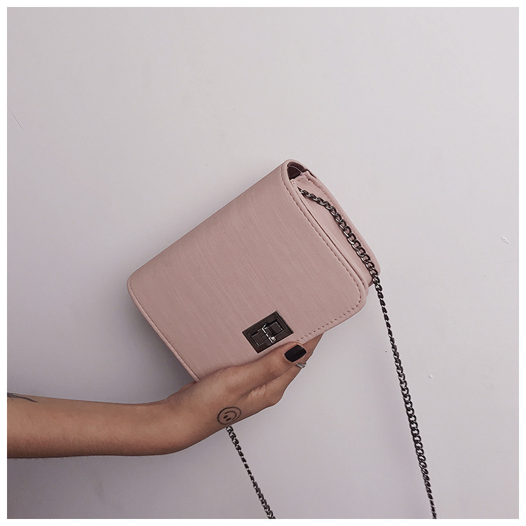 Top brand high-quality new free designer bag retro chain bag 2025 new texture solid color lock simple elegant shoulder bag new free designer bag