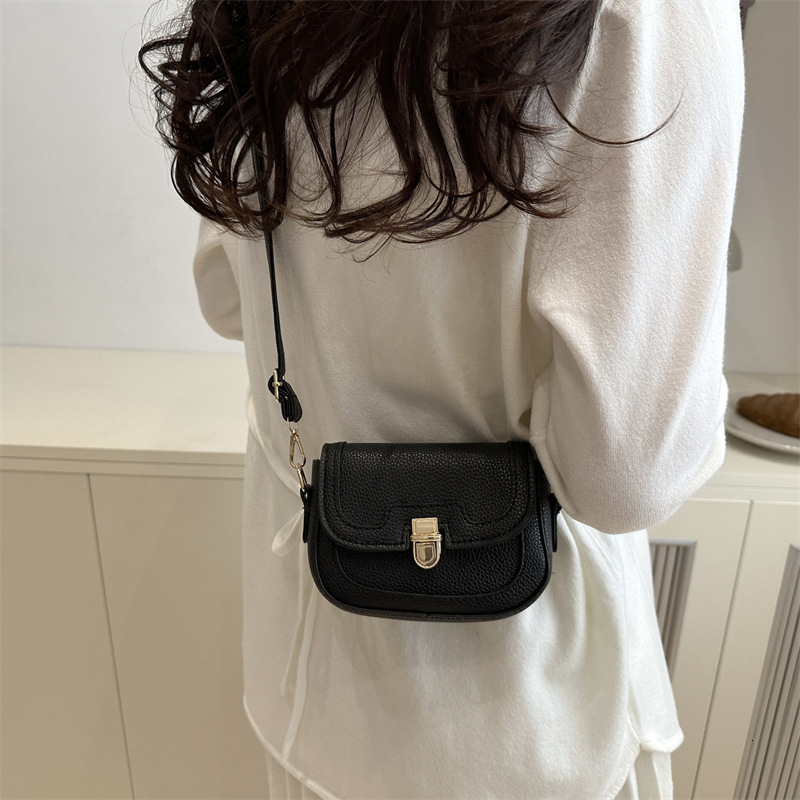 designer Spring Vintage Underarm Shoulder Bag Textured Korean Style Niche Design Women 2025 New Trendy Crossbody Small Square Bag