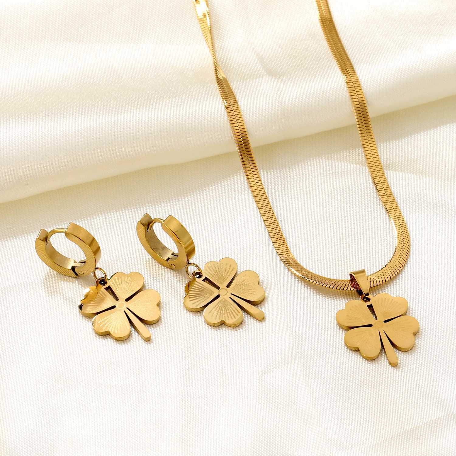 Personality Minimalist Heart-Shaped Love Pendant Necklace And Earrings Set Fashionable And Elegant Jewelry Set For Girls. XJ250604