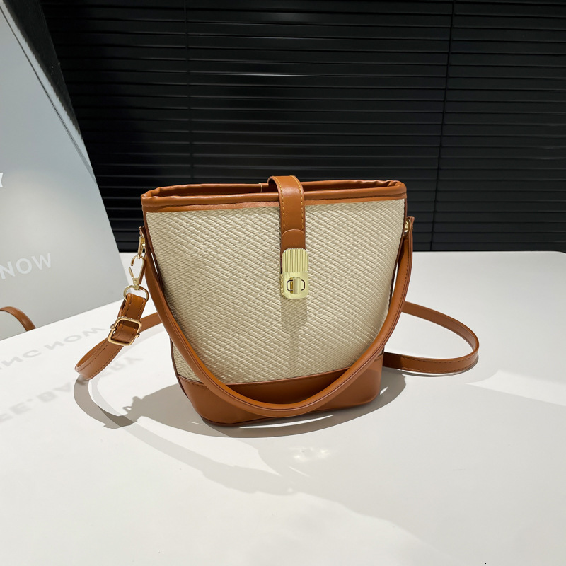 designer Trendy Handheld Bucket Bag Unique Fashion Niche Design Retro Bag for Women 2025 New Single Shoulder Crossbody Bag