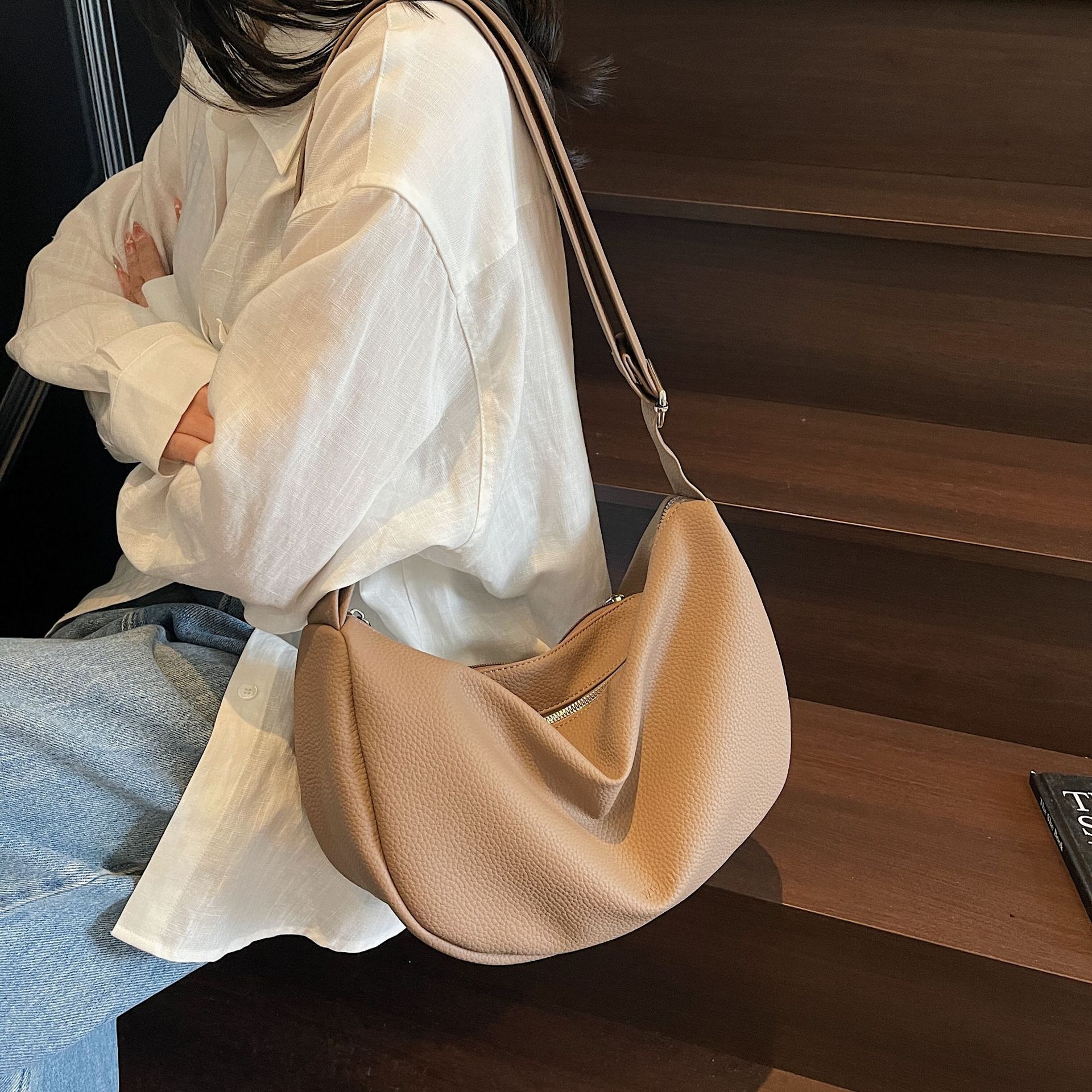 designer Soft Leather Vintage Large Capacity Bag for Women 2025 New Early Autumn Versatile Commuter Crossbody Bag Internet Celebrity Single Shoulder D