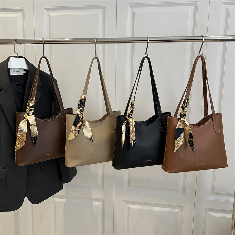 designer Summer New Fashionable Large Capacity Retro Casual 2025 Simple Women's Niche Textured Shoulder Tote Bag