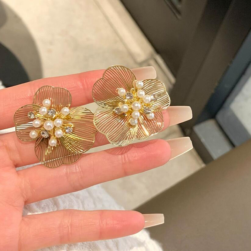 Women Metal Flower and Pearl Earrings with Cubic Zirconia Sweet Cool Luxurious and Elegant Jewelry