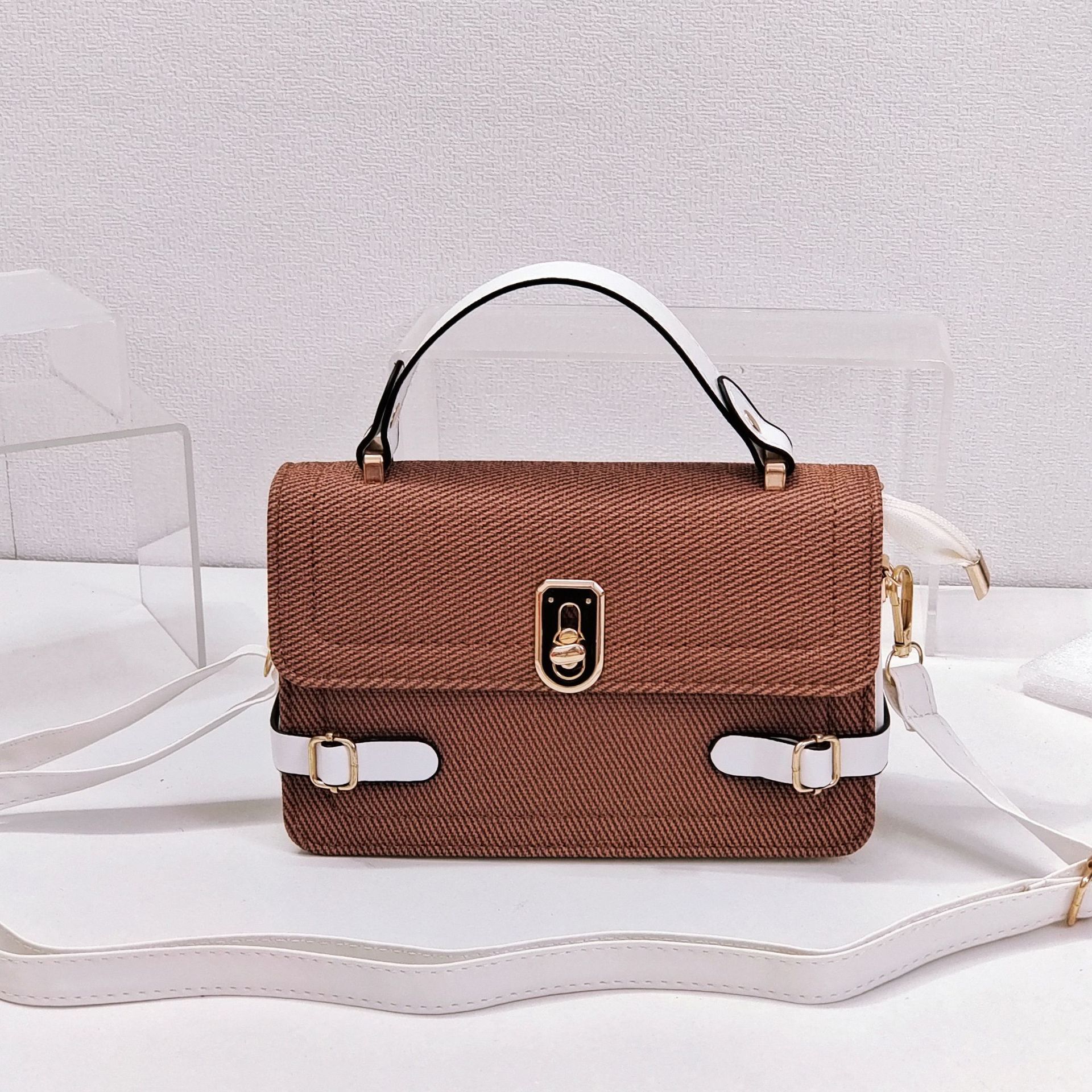 Top brand high-quality new free designer bag retro niche design 2025 fashionable texture single shoulder slanted small square bag brand new free desig