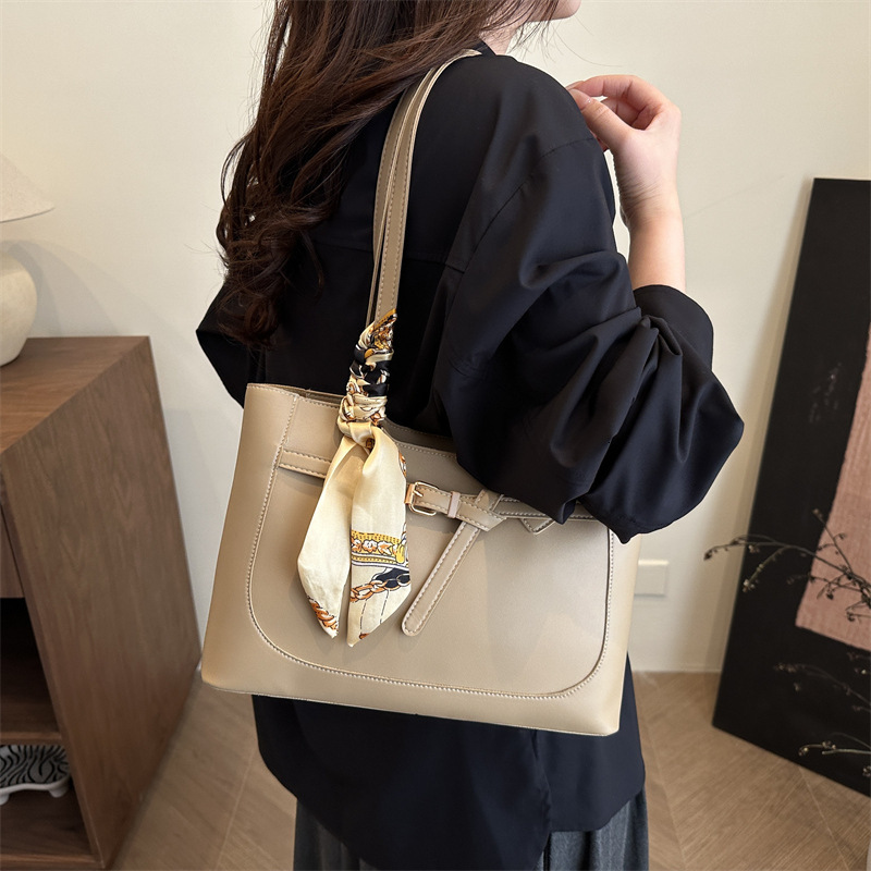 designer 2025 Spring New Fashion Trendy Casual Large Capacity Bag for Women Simple Niche Design Shoulder Tote Bag