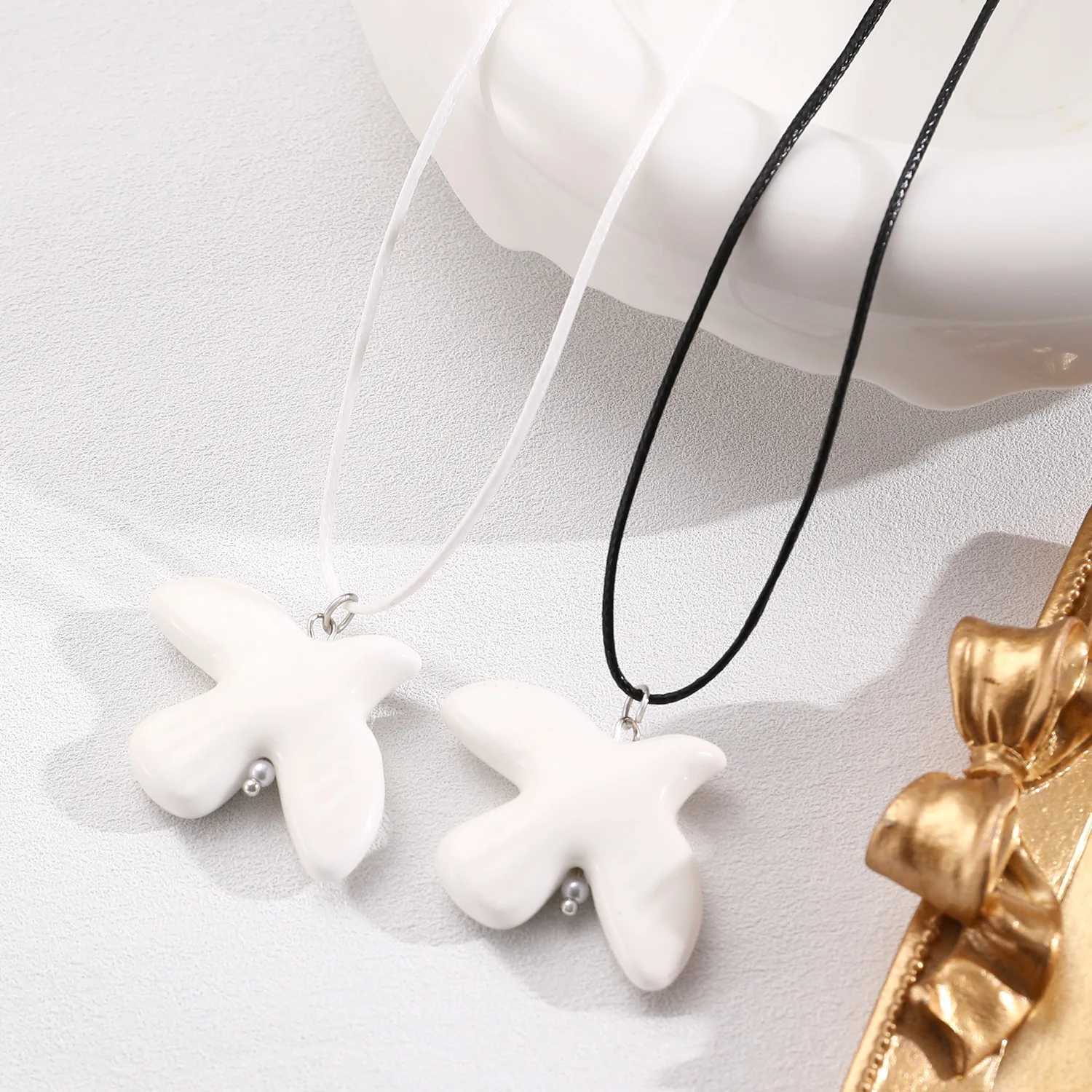 Fashion White Peace Dove Necklace For Women Vintage Geometric Round Hoop Long Necklace Jewelry Gift XJ250604