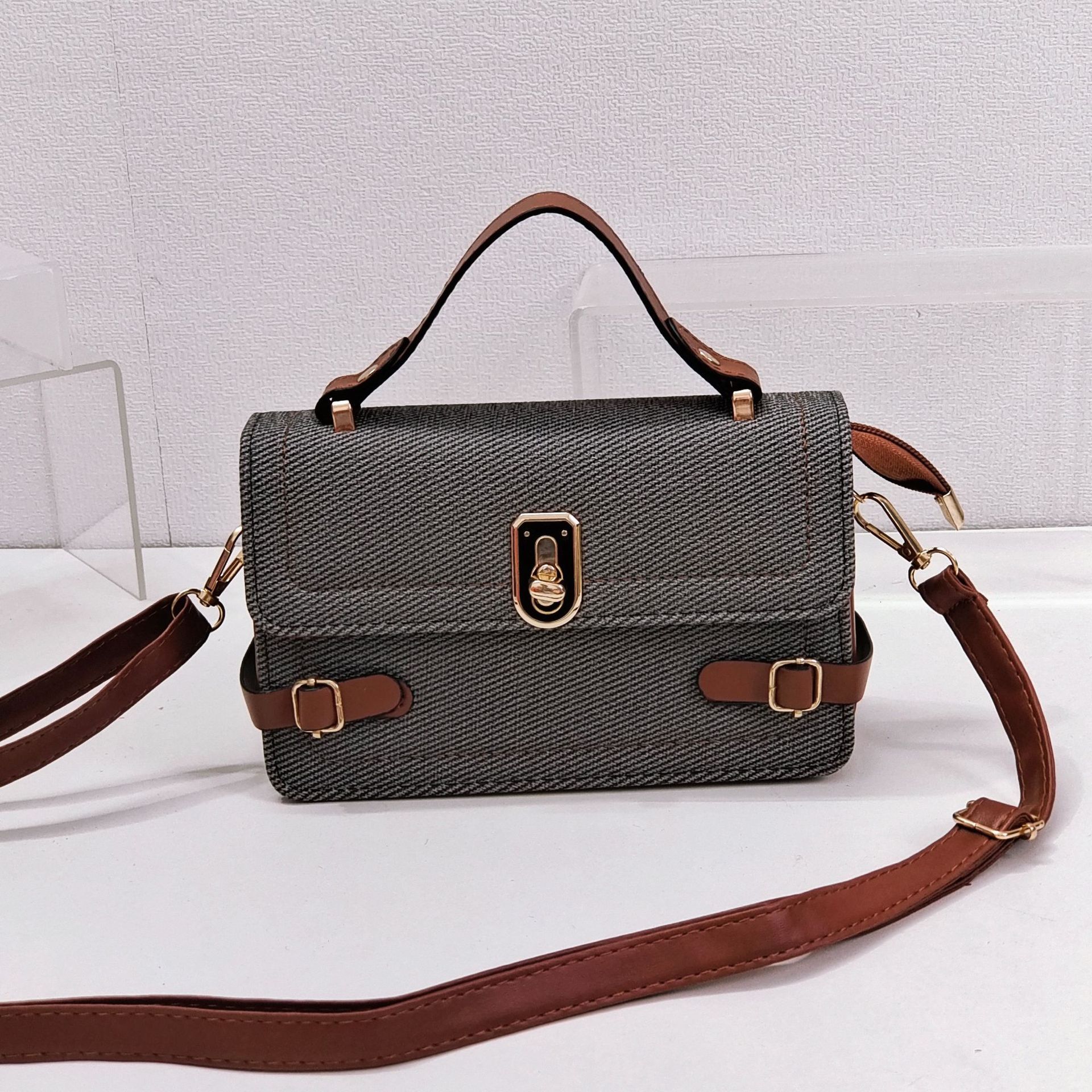 Top brand high-quality new free designer bag retro niche design 2025 fashionable texture single shoulder slanted small square bag brand new free desig