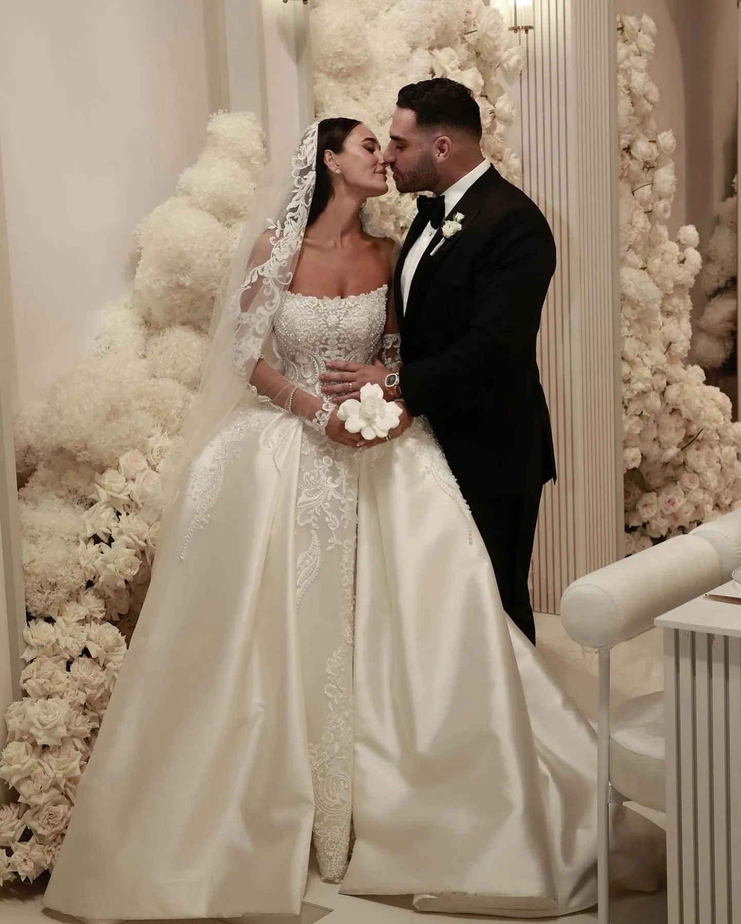 Modest Strapless Wedding Dress Ball Gown Elegant Appliques Lace Bridal Dress Customized Beads Pearls Dubai vestidos de novia