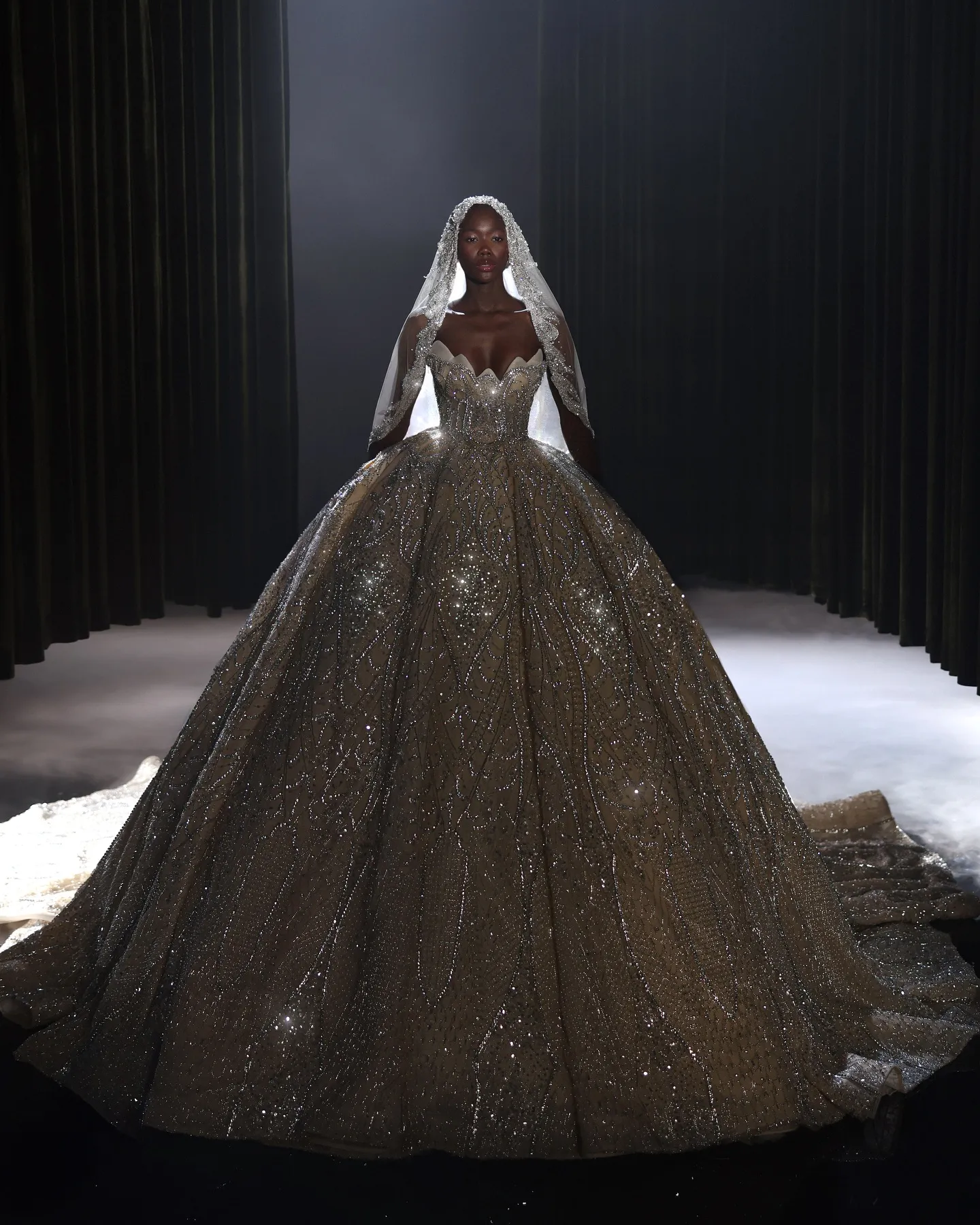 Gorgeous Champagne Crystal Ball Gown Wedding Beaded Strapless Bridal Gowns Arabic Sequined Sweep Train vestido de novia