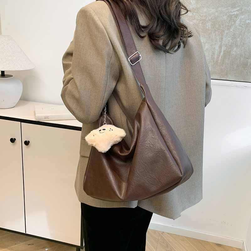 designer 2025 New Retro Solid Color Bag for Students, Fashionable Casual Shoulder and Crossbody Large Capacity Commuter Bag for Women