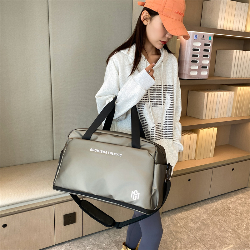 Short for Men and Women, Lightweight Large Capacity Business Trip Travel Handbag Lage Bag Sports Fiess Backpack