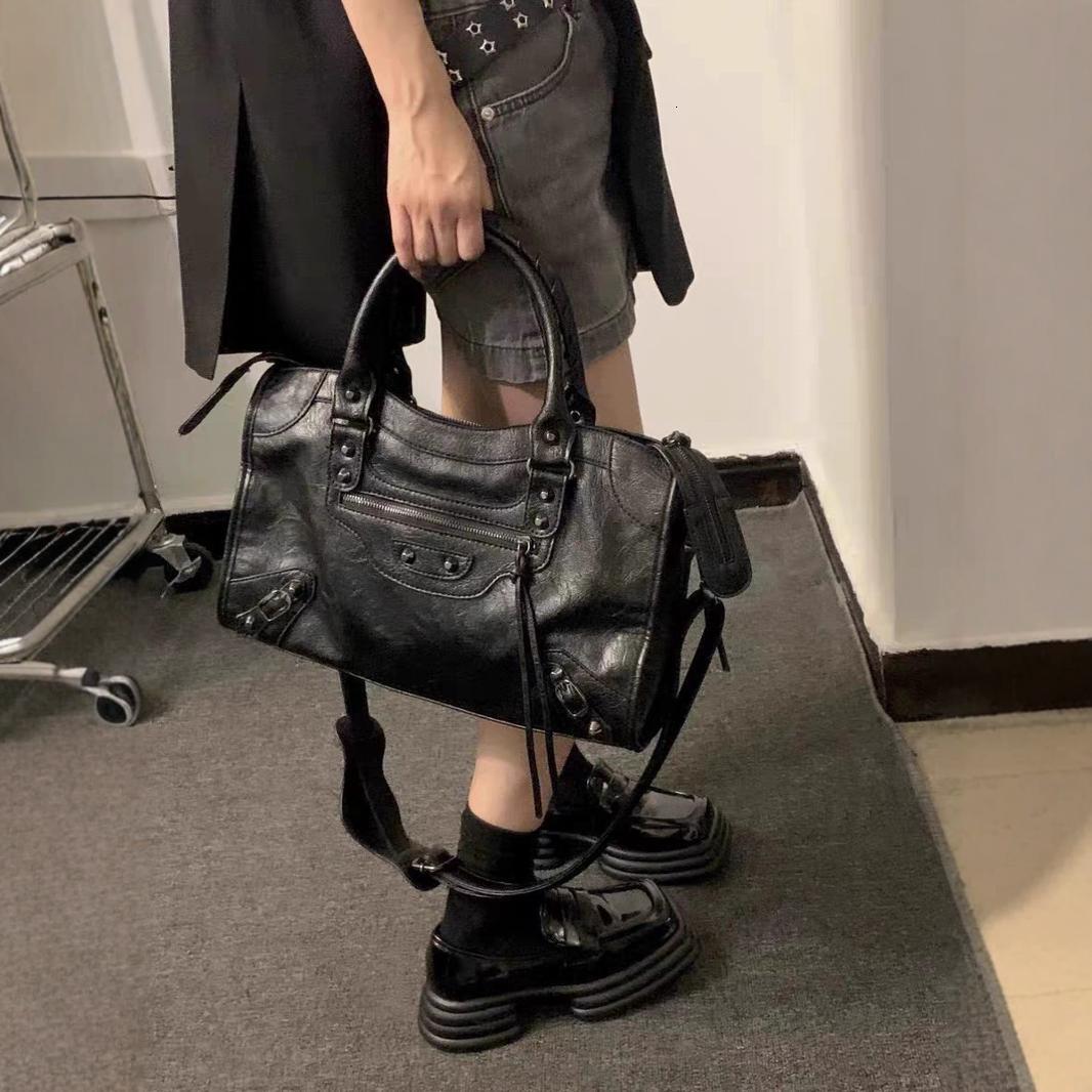 French Rivet Motorcycle Bag Spicy Bag Girl Bag Large Capacity Shoulder Width Fashion Handbag Designer Women s Shoulder Bag