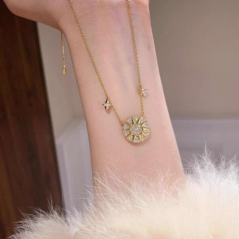 Vintage Retro Pointed Dia Four-Leaf Clover Sun Star Wheel Compass Necklace Exquisite Light High-End Clavicle Chain for Women