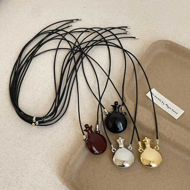 Vintage Dripping Oil Vase Metal Pendant Necklace for Women Girls Adjustable Sweater Chain Fashion Jewelry Accessories XJ250604