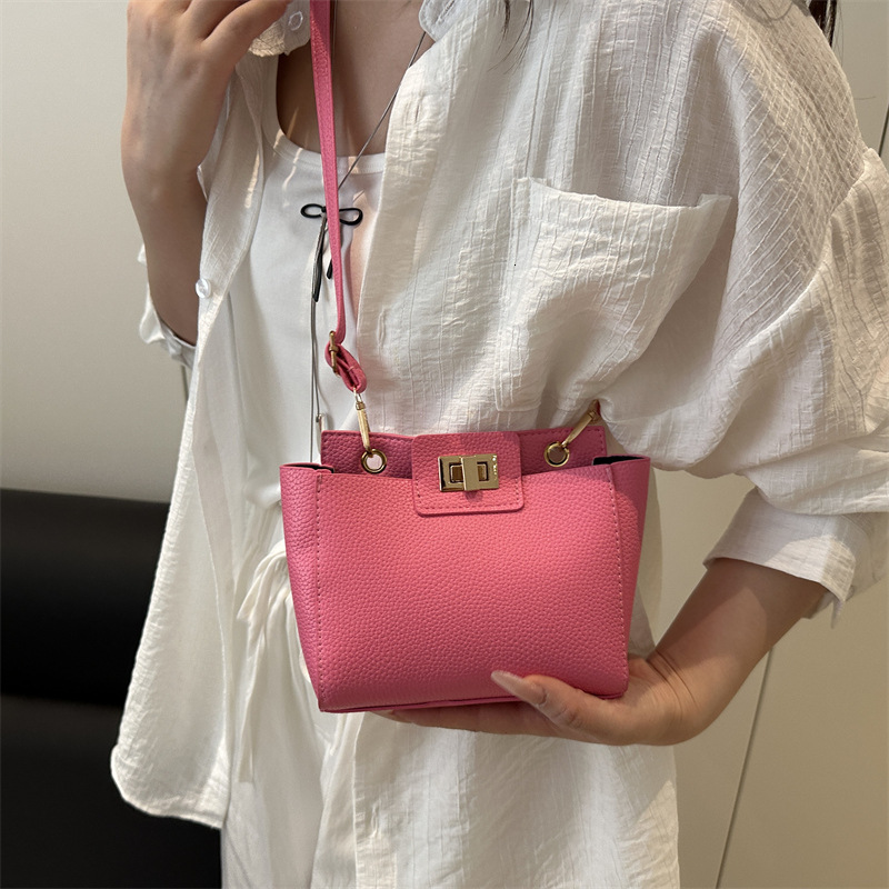 designer Vintage Niche Handbag for Women 2025 Summer New Fashion Textured Tote Shoulder Bag Casual Simple Crossbody Bag