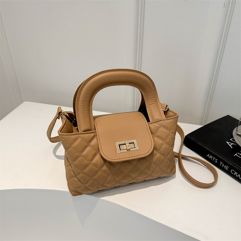 High quality brand new high-quality free designer bag French niche design quilted bag new fashionable handbag commuting shoulder bag new free designer