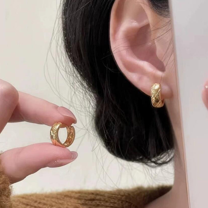 Western Inspired Rhombus Patterned Gold Metal Earrings for Women Exuding Luxury and Sophistication