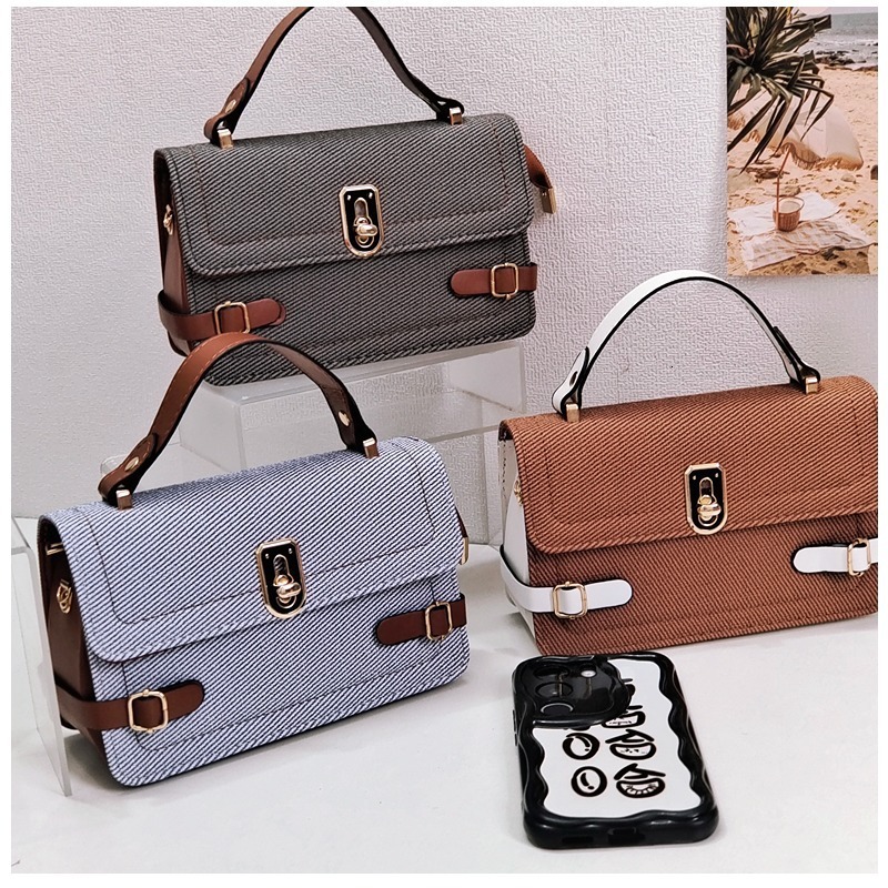 Top brand high-quality new free designer bag retro niche design 2025 fashionable texture single shoulder slanted small square bag brand new free desig