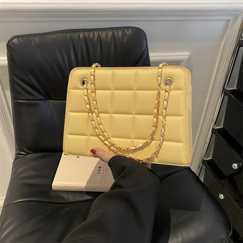 Top brand high-quality new free designer bag 2025 new chain plaid bag small diamond embroidery fashionable retro texture crossbody bag brand new free 