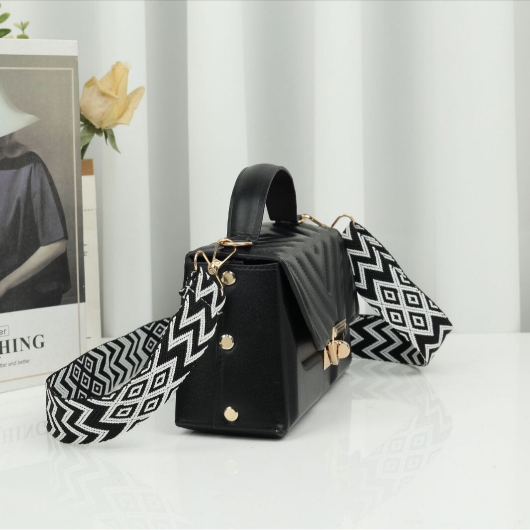 Top brand high-quality new free designer bag 2025 new fashionable style shoulder wide chain small square bag elegant commuting bag new free designer b