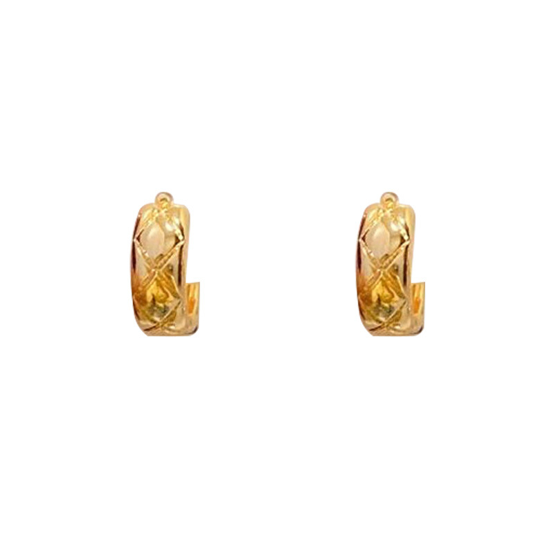 Western Inspired Rhombus Patterned Gold Metal Earrings for Women Exuding Luxury and Sophistication