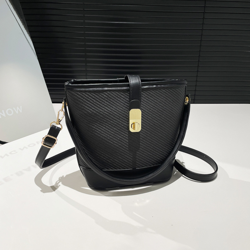 designer Trendy Handheld Bucket Bag Unique Fashion Niche Design Retro Bag for Women 2025 New Single Shoulder Crossbody Bag