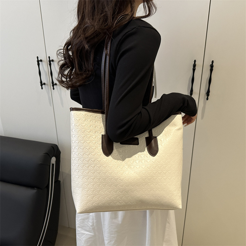 designer 2025 New Trendy Spring Fashion Single Shoulder Bag Large Capacity Bag for Women Students Class Commuting Casual Tote Bag