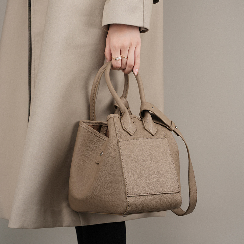 Women trend s genuine leather handbag new handheld commuting first layer cowhide leather bag designer women s trend shoulder bag