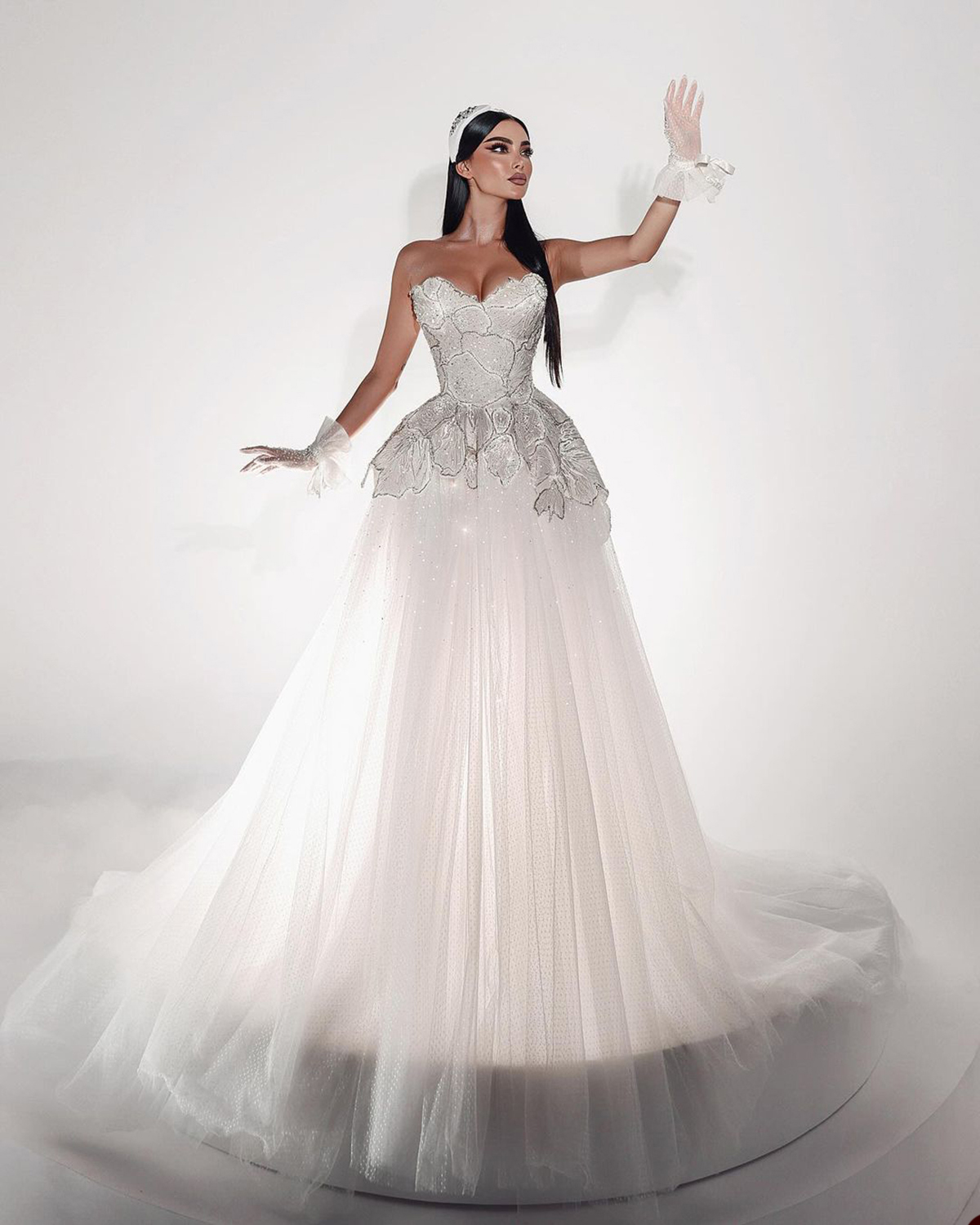 Sequined Lace Wedding Dresses A Line Slim Fit Strapless Beaded Bride Gowns Custom Made Tulle Tiered Vintage Castle Bridal Dresses Floor Length