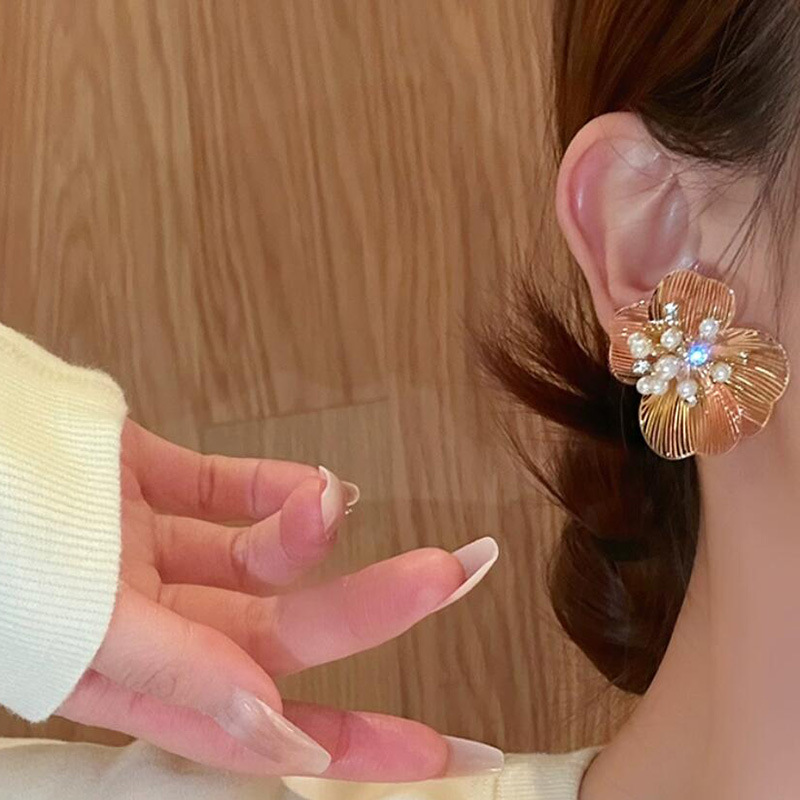 Women Metal Flower and Pearl Earrings with Cubic Zirconia Sweet Cool Luxurious and Elegant Jewelry