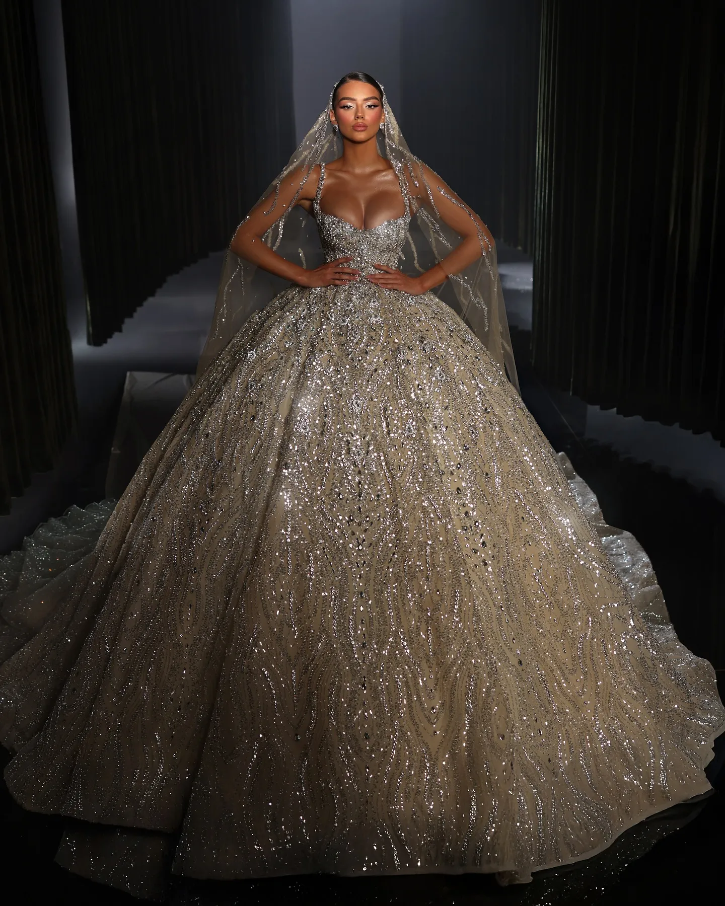 Luxury Crystal Ball Gown Wedding Dress Beaded Spaghetti Straps Wedding Dresses Rhinestones Sweep Train Customized Bridal Gowns