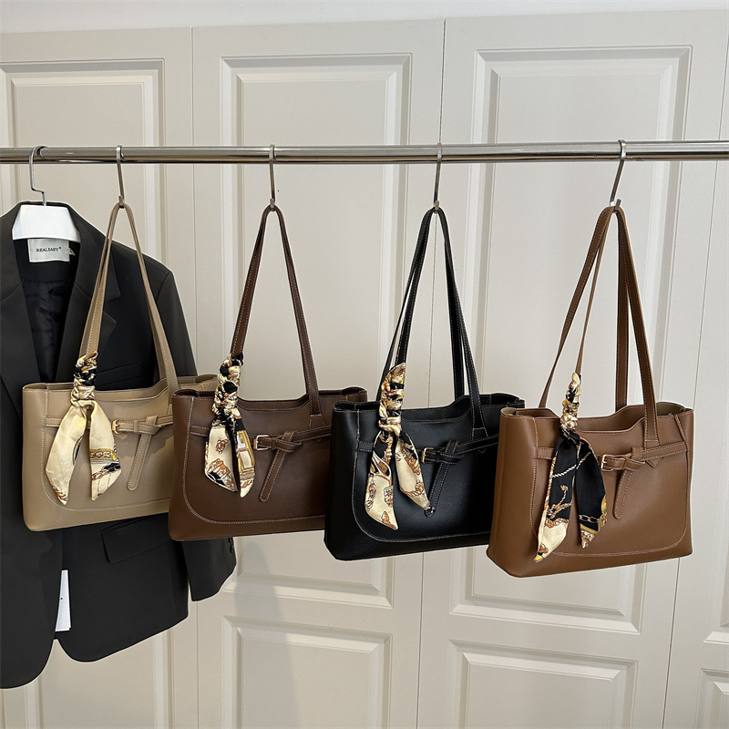 designer 2025 Spring New Fashion Trendy Casual Large Capacity Bag for Women Simple Niche Design Shoulder Tote Bag