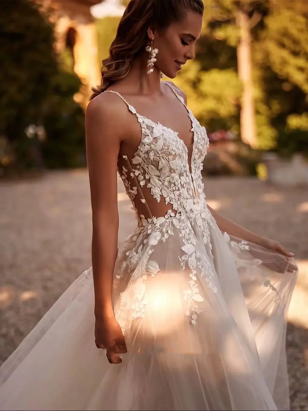 Sexy Romantic Wedding Dress 2025 For Bride V-Neck Straps Backless A-Line Lace Appliques Tulle Boho Beach Bridal Gowns Vestidos De Noiva Robe De Mariag