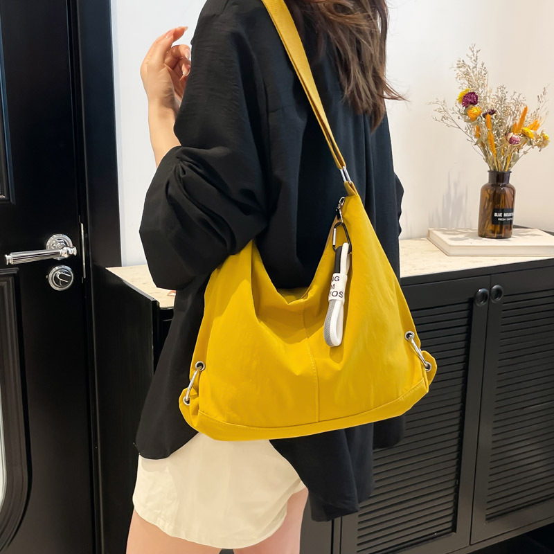 designer Korean Style Large Capacity Tote Bag for Women 2025 New Fashion Simple Crossbody Bag Lightweight Versatile Commuter Shoulder Bag