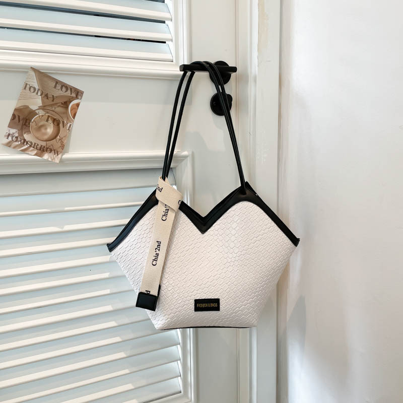 designer Vintage Casual Single Shoulder Handbag Underarm Bag Large Capacity Bag for Women 2025 New Niche Design Commuter Tote Bag