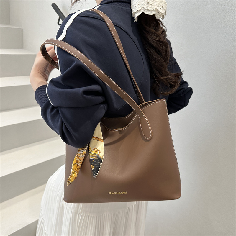 designer Summer New Fashionable Large Capacity Retro Casual 2025 Simple Women's Niche Textured Shoulder Tote Bag