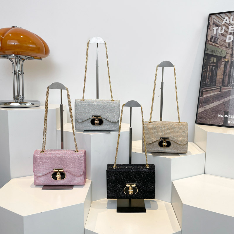 Top brand high-quality new free designer bag fashion chain bag 2025 new lock single shoulder crossover water ripple texture armpit bag brand new free 