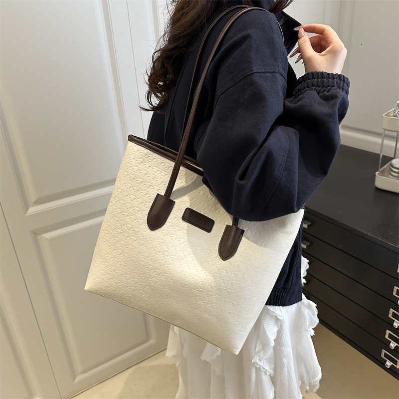 designer 2025 New Trendy Spring Fashion Single Shoulder Bag Large Capacity Bag for Women Students Class Commuting Casual Tote Bag