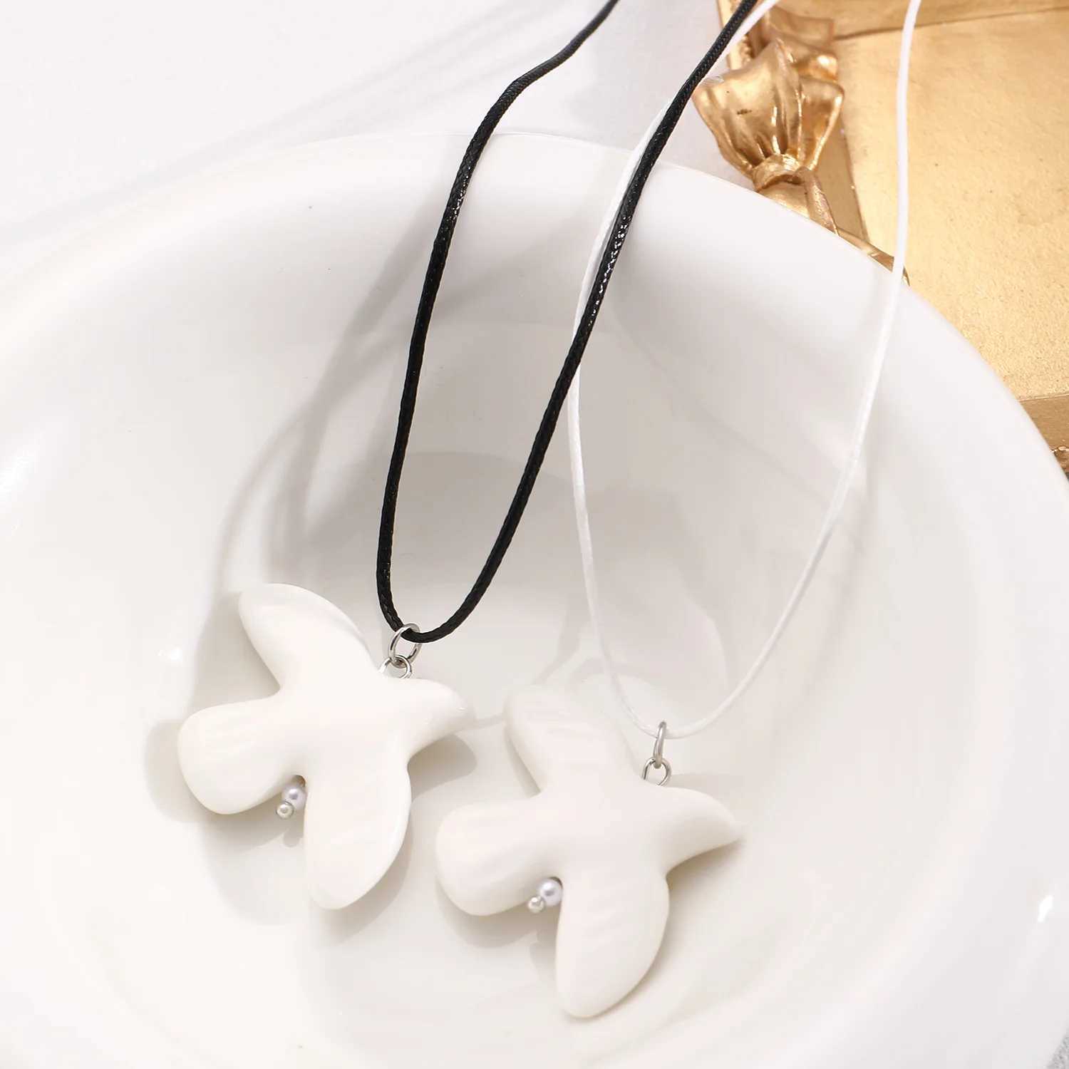 Fashion White Peace Dove Necklace For Women Vintage Geometric Round Hoop Long Necklace Jewelry Gift XJ250604